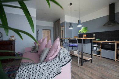 Источник вдохновения для домашнего уюта: открытая гостиная комната среднего размера в скандинавском стиле с серыми стенами, полом из керамической плитки, телевизором на стене и тюлем на окнах
