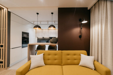 Пример оригинального дизайна: парадная, открытая гостиная комната среднего размера в современном стиле с коричневыми стенами, полом из ламината и бежевым полом
