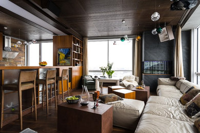 Стильный дизайн: открытая гостиная комната в современном стиле с серыми стенами, темным паркетным полом, угловым камином, фасадом камина из плитки, коричневым полом и тюлем на окнах - последний тренд