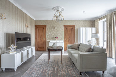 Ejemplo de salón para visitas cerrado tradicional renovado con paredes beige, suelo de madera en tonos medios, televisor independiente y suelo gris