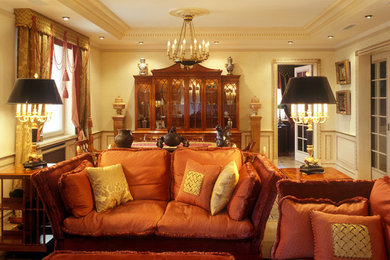 Источник вдохновения для домашнего уюта: гостиная комната среднего размера в классическом стиле с бежевыми стенами, светлым паркетным полом, горизонтальным камином и бежевым полом