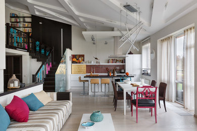 Стильный дизайн: открытая, объединенная гостиная комната в современном стиле с белыми стенами, светлым паркетным полом и бежевым полом - последний тренд