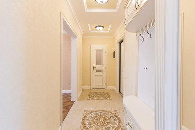 На фото: парадная, открытая гостиная комната среднего размера в классическом стиле с бежевыми стенами, полом из керамогранита, телевизором на стене и коричневым полом с