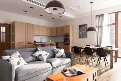 Стильный дизайн: большая открытая, объединенная гостиная комната в современном стиле с белыми стенами и паркетным полом среднего тона - последний тренд