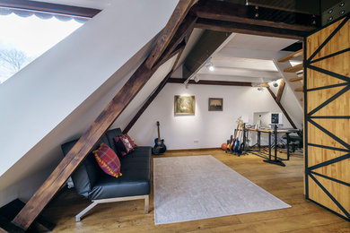 Mittelgroßes, Repräsentatives Industrial Wohnzimmer ohne Kamin, im Loft-Stil mit weißer Wandfarbe, braunem Holzboden, TV-Wand und braunem Boden in Sonstige