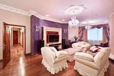 На фото: большая парадная, изолированная гостиная комната в классическом стиле с отдельно стоящим телевизором