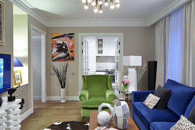 Diseño de salón para visitas abierto tradicional renovado de tamaño medio con paredes beige, televisor colgado en la pared, suelo marrón y suelo de madera en tonos medios