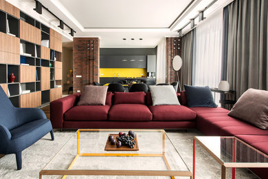 Идея дизайна: гостиная комната в современном стиле с тюлем на окнах