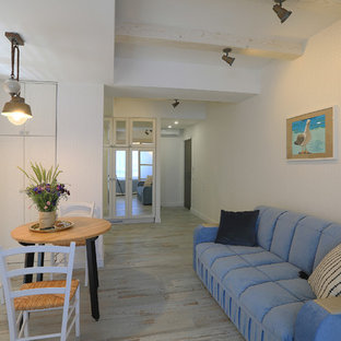 Kleines Maritimes Wohnzimmer mit weißer Wandfarbe, Porzellan-Bodenfliesen und türkisem Boden in Sonstige