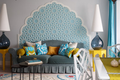 Esempio di un soggiorno minimal di medie dimensioni e aperto con pareti grigie, parquet chiaro, pavimento beige e sala formale