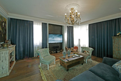 Пример оригинального дизайна: гостиная комната в викторианском стиле с тюлем на окнах