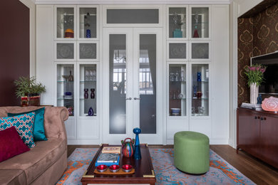 Идея дизайна: изолированная гостиная комната среднего размера в стиле неоклассика (современная классика) с коричневыми стенами, телевизором на стене и коричневым полом