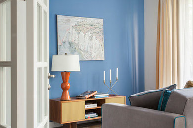 Immagine di un soggiorno minimal aperto con sala formale, pareti blu, parquet scuro e pavimento marrone