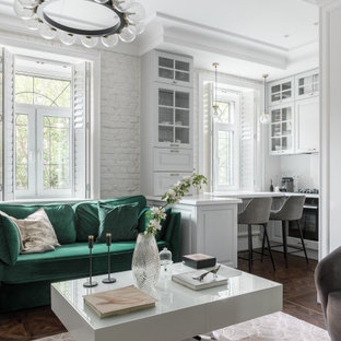 Mittelgroßes, Fernseherloses, Offenes Skandinavisches Wohnzimmer mit weißer Wandfarbe, Vinylboden, braunem Boden und Ziegelwänden in Sankt Petersburg