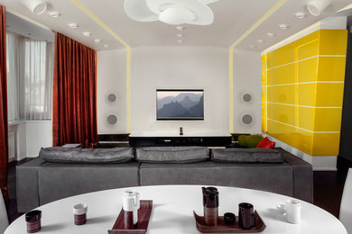 Imagen de salón para visitas abierto contemporáneo con paredes multicolor y pared multimedia