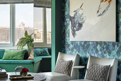 Стильный дизайн: объединенная гостиная комната в стиле фьюжн с разноцветными стенами - последний тренд