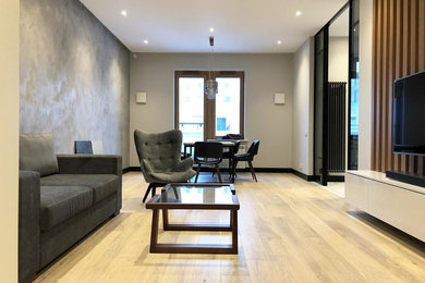 Пример оригинального дизайна: гостиная комната в современном стиле с серыми стенами