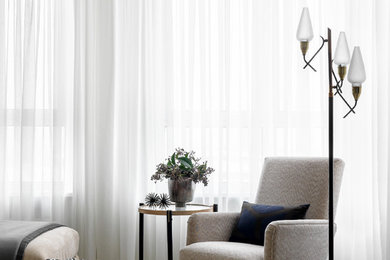 Идея дизайна: гостиная комната среднего размера в современном стиле с серыми стенами