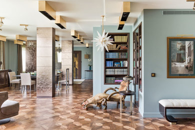 Idee per un soggiorno design con pareti grigie e pavimento in legno massello medio