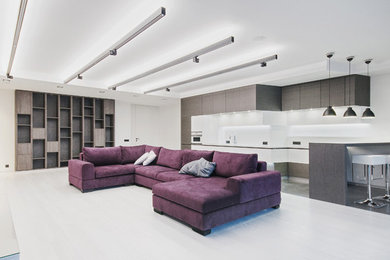Idee per un ampio soggiorno contemporaneo aperto con pareti bianche, parquet chiaro e pavimento bianco
