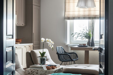 Источник вдохновения для домашнего уюта: изолированная гостиная комната среднего размера в стиле неоклассика (современная классика) с тюлем на окнах