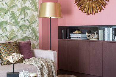 Idée de décoration pour un salon gris et rose bohème avec un mur rose, un sol marron et parquet foncé.
