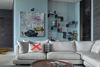 他の地域にあるコンテンポラリースタイルのおしゃれなリビング (青い壁、淡色無垢フローリング、暖炉なし、テレビなし) の写真