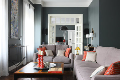 На фото: изолированная, парадная, объединенная гостиная комната в современном стиле с серыми стенами и паркетным полом среднего тона с