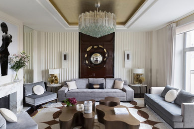 Стильный дизайн: парадная гостиная комната в стиле неоклассика (современная классика) с белыми стенами, темным паркетным полом, стандартным камином, фасадом камина из камня и коричневым полом - последний тренд