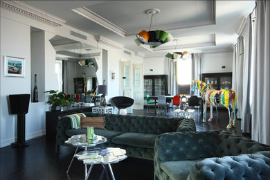 На фото: большая изолированная гостиная комната в стиле неоклассика (современная классика) с темным паркетным полом, черным полом и белыми стенами с