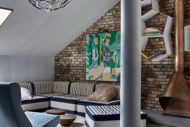 Ejemplo de salón para visitas abierto contemporáneo con paredes multicolor, suelo de madera clara, chimenea lineal y marco de chimenea de metal