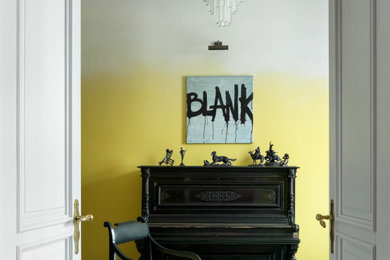 Пример оригинального дизайна: изолированная гостиная комната в стиле неоклассика (современная классика) с музыкальной комнатой, желтыми стенами, темным паркетным полом и коричневым полом
