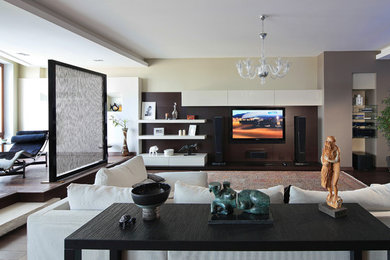 На фото: большая гостиная комната в стиле фьюжн с тюлем на окнах