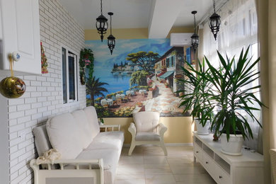 На фото: маленькая открытая гостиная комната в стиле фьюжн с белыми стенами, полом из керамогранита, телевизором на стене и белым полом для на участке и в саду