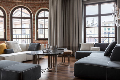 Foto di un grande soggiorno design aperto con pavimento marrone, pareti marroni e parquet scuro