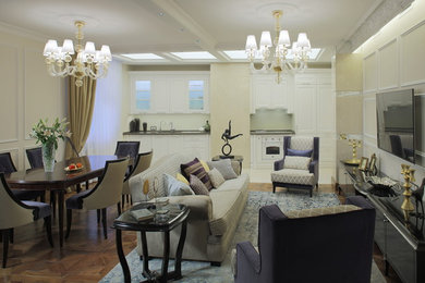 Idee per un soggiorno chic di medie dimensioni e aperto con sala formale, pareti beige, parquet scuro, parete attrezzata e pavimento marrone