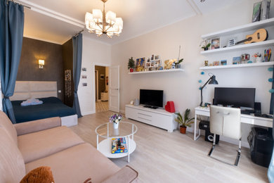 На фото: маленькая изолированная гостиная комната в современном стиле с белыми стенами, полом из ламината, отдельно стоящим телевизором и бежевым полом для на участке и в саду