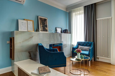 Imagen de salón tradicional renovado de tamaño medio con paredes azules y suelo marrón