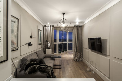 Стильный дизайн: гостиная комната в современном стиле с серыми стенами и паркетным полом среднего тона - последний тренд