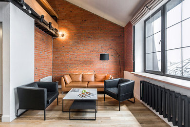 Идея дизайна: парадная, изолированная гостиная комната в стиле лофт с коричневыми стенами, паркетным полом среднего тона и бежевым полом