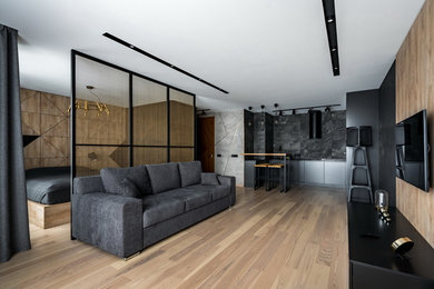 Идея дизайна: открытая гостиная комната в современном стиле с светлым паркетным полом, бежевым полом и телевизором на стене без камина