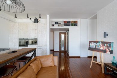Свежая идея для дизайна: большая двухуровневая гостиная комната в стиле лофт с белыми стенами, деревянным полом и телевизором на стене - отличное фото интерьера