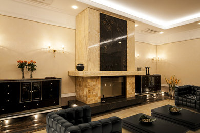 Пример оригинального дизайна: большая парадная, открытая гостиная комната в классическом стиле с желтыми стенами, полом из керамической плитки, фасадом камина из камня и стандартным камином без телевизора