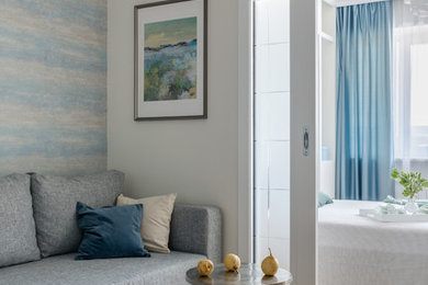 Свежая идея для дизайна: гостиная комната в современном стиле с серыми стенами, светлым паркетным полом и бежевым полом - отличное фото интерьера