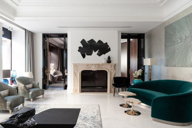 Идея дизайна: большая гостиная комната в стиле неоклассика (современная классика) с белыми стенами, мраморным полом, стандартным камином, фасадом камина из камня и тюлем на окнах