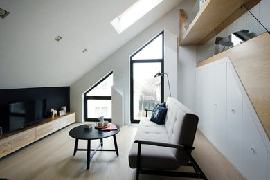 На фото: гостиная комната среднего размера:: освещение в современном стиле с белыми стенами, светлым паркетным полом и бежевым полом
