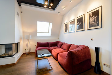 Свежая идея для дизайна: открытая гостиная комната в современном стиле с белыми стенами, паркетным полом среднего тона, двусторонним камином и коричневым полом - отличное фото интерьера