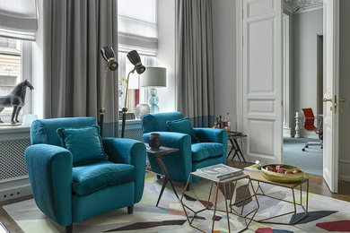 Идея дизайна: гостиная комната в стиле неоклассика (современная классика) с серыми стенами, ковровым покрытием и разноцветным полом