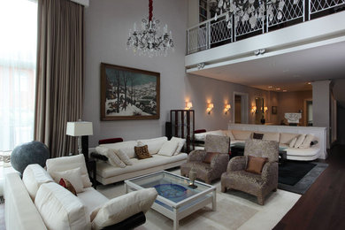 Großes, Repräsentatives Stilmix Wohnzimmer im Loft-Stil mit grauer Wandfarbe, dunklem Holzboden, Kamin, Multimediawand und braunem Boden in Moskau