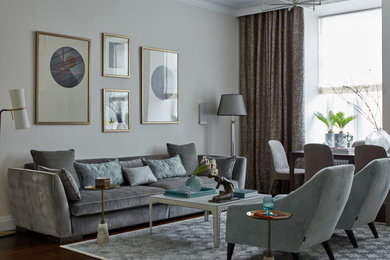 Пример оригинального дизайна: гостиная комната в стиле неоклассика (современная классика) с серыми стенами, темным паркетным полом и коричневым полом